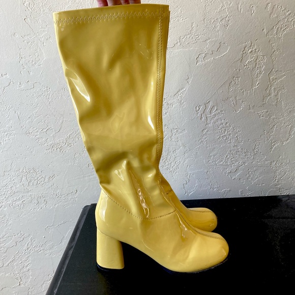 Yellow Go-Go boots - Picture 2 of 3